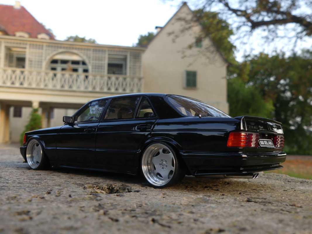 1:18 MERCEDES BENZ 560 SEL AMG - Schwarz Metallic Edition mit OVP